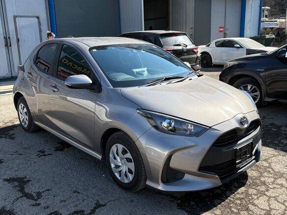 2022 Toyota Yaris IV, серебристый, 765000 рублей - вид 2