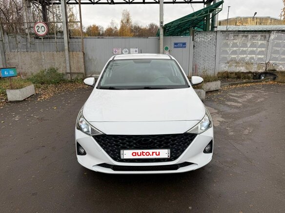 2021 Hyundai Solaris II Рестайлинг, белый, 1600000 рублей - вид 1