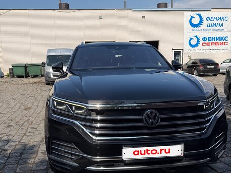 2019 Volkswagen Touareg III, коричневый, 4300000 рублей, вид 1
