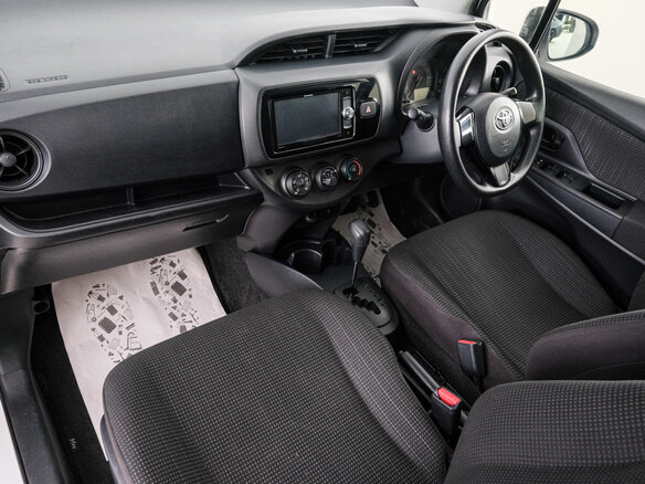 2017 Toyota Vitz III (XP130) Рестайлинг 2, белый, 879000 рублей - вид 11