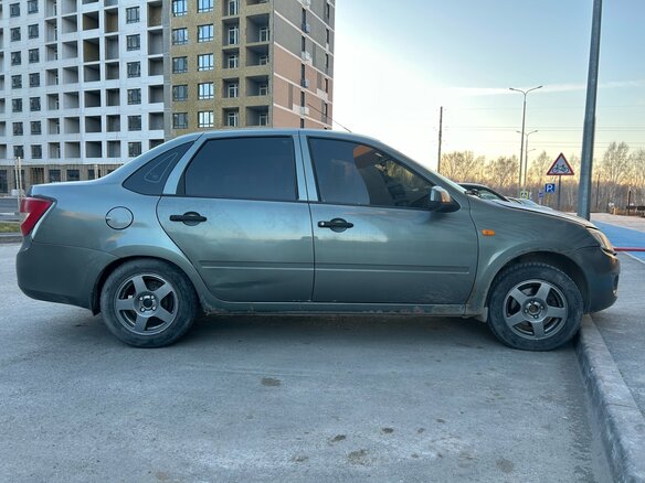 2013 Lada (ВАЗ) Granta I, серый, 290000 рублей - вид 2