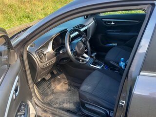 2021 Kia Rio IV Рестайлинг, серый, 1390000 рублей, вид 5