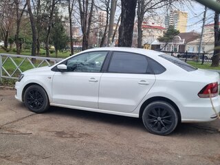 2017 Volkswagen Polo V Рестайлинг, белый, 850000 рублей, вид 4