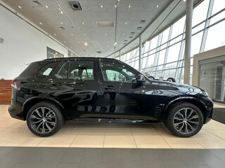 2025 BMW X5 40i IV (G05/G18) Рестайлинг, чёрный, 15000000 рублей, вид 4