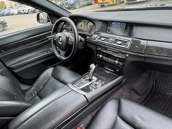 2010 BMW 7 серии 740d V (F01/F02/F04), чёрный, 1600000 рублей - вид 4