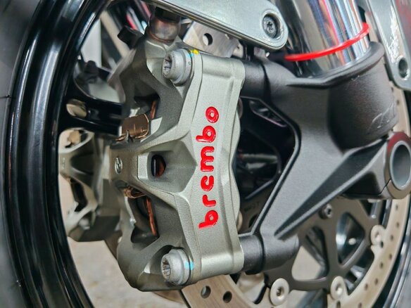 2021 KTM 1290 Super Duke R, серебристый, 1490000 рублей - вид 32
