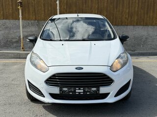2015 Ford Fiesta Mk6 Рестайлинг, белый, 700000 рублей, вид 2