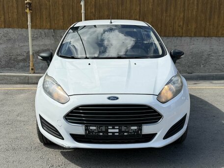 2015 Ford Fiesta Mk6 Рестайлинг, белый, 700000 рублей, вид 2