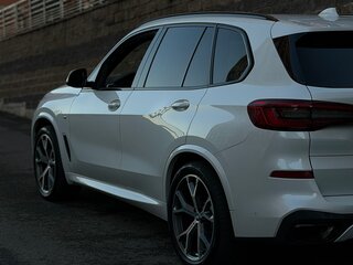 2019 BMW X5 30d IV (G05/G18), белый, 6300000 рублей, вид 3