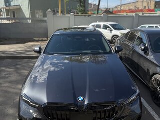 2024 BMW 5 серии 520i VIII (G60/G61/G68), чёрный, 6600000 рублей, вид 3