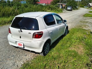 2001 Toyota Vitz I (P10), белый, 310000 рублей, вид 3