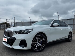 2024 BMW 5 серии 530i xDrive VIII (G60/G61/G68), белый, 7600000 рублей, вид 3