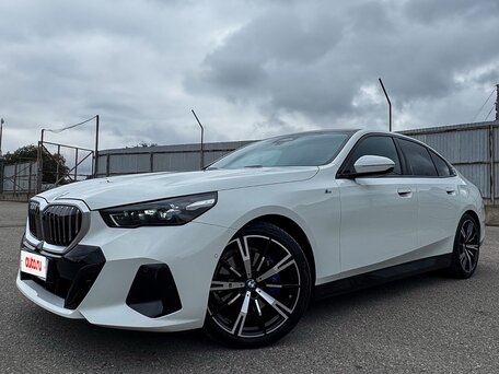 2024 BMW 5 серии 530i xDrive VIII (G60/G61/G68), белый, 7600000 рублей, вид 3