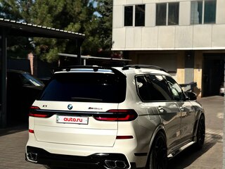 2022 BMW X7 M60i I (G07) Рестайлинг, белый, 9999999 рублей, вид 5