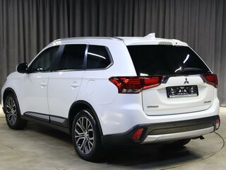 2018 Mitsubishi Outlander III Рестайлинг 2, белый, 1699000 рублей, вид 4