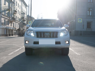 2013 Toyota Land Cruiser Prado 4-speed 150 Series Рестайлинг 1, белый, 3600000 рублей, вид 2