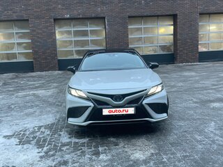 2023 Toyota Camry VIII (XV70) Рестайлинг, белый, 5400000 рублей, вид 3