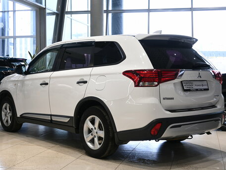 2018 Mitsubishi Outlander III Рестайлинг 3, белый, 1495000 рублей, вид 4