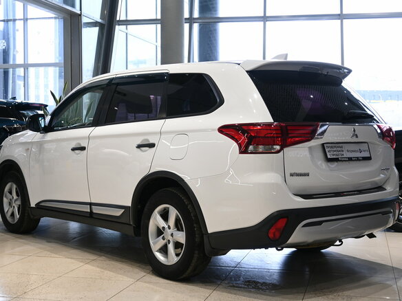 2018 Mitsubishi Outlander III Рестайлинг 3, белый, 1380000 рублей - вид 3