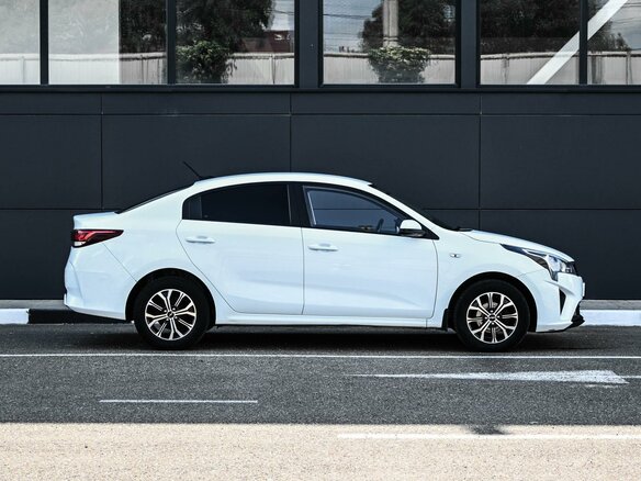 2020 Kia Rio IV Рестайлинг, белый - вид 4