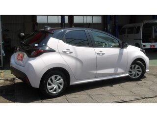 2021 Toyota Yaris IV, белый, 925111 рублей, вид 3