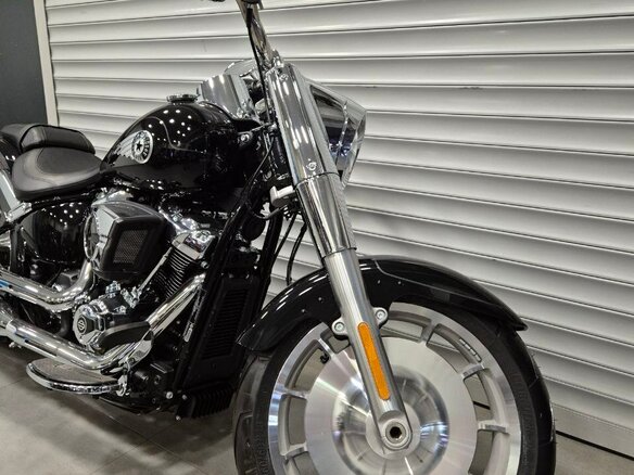 2026 Harley-Davidson Fat Boy, чёрный, 3800000 рублей - вид 3
