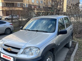 2016 Chevrolet Niva I Рестайлинг, серебристый, 700000 рублей, вид 2