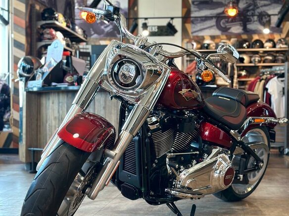 2023 Harley-Davidson Fat Boy, красный, 3300000 рублей - вид 2
