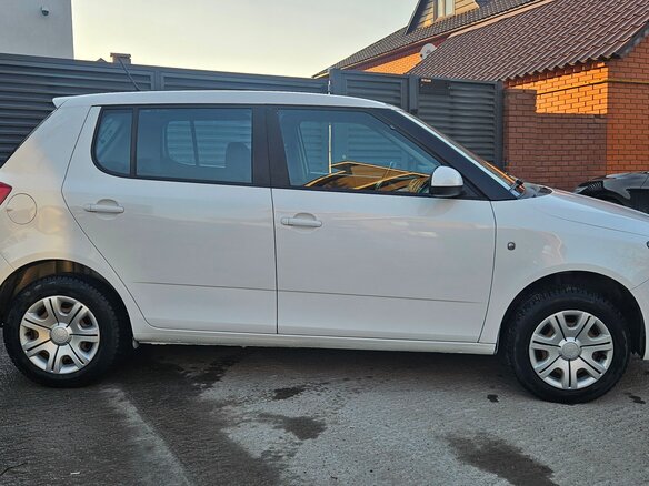 2012 Skoda Fabia II Рестайлинг, белый, 480000 рублей - вид 6