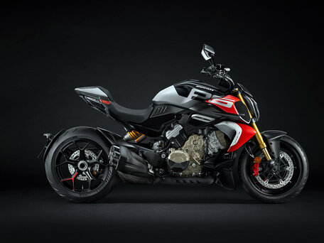 2026 Ducati Diavel V4, красный, 4250000 рублей, вид 1