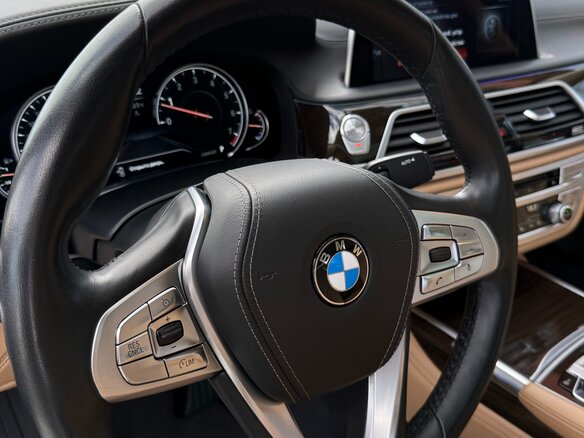2016 BMW 7 серии 750i xDrive VI (G11/G12), чёрный, 3400000 рублей - вид 16