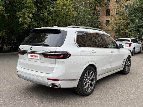 2022 BMW X7 40i I (G07) Рестайлинг, белый, 10500000 рублей, вид 4