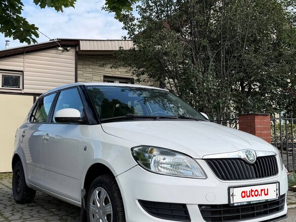 2011 Skoda Fabia II Рестайлинг, белый, 770000 рублей - вид 4