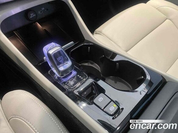 2025 Volvo XC40 I Рестайлинг, белый, 5290000 рублей - вид 16