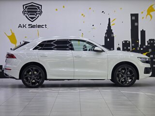 2019 Audi Q8 55 TFSI I (4M), белый, 4598000 рублей, вид 4