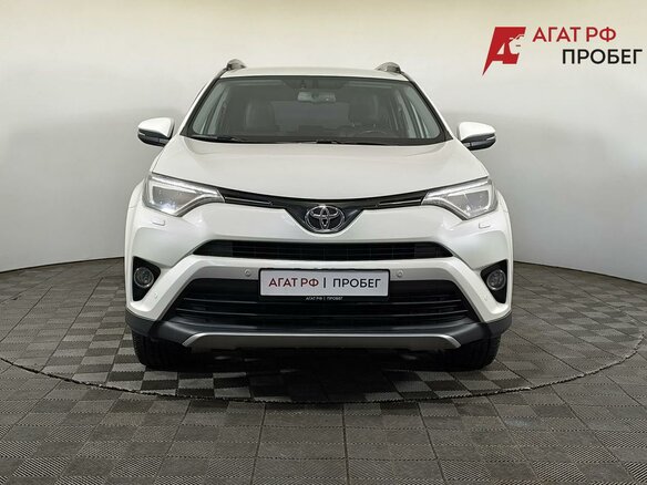 2017 Toyota RAV4 IV (XA40) Рестайлинг, белый, 2490000 рублей - вид 1
