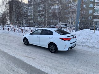 2020 Kia Rio IV Рестайлинг, белый, 1420000 рублей, вид 4
