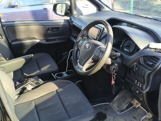2018 Toyota Voxy III (R80) Рестайлинг, чёрный, 1800000 рублей, вид 3