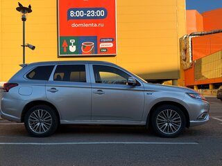 2020 Mitsubishi Outlander PHEV III Рестайлинг 3, серебристый, 4000000 рублей, вид 4