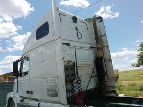 2004 Volvo VNL, белый, 1150000 рублей, вид 3
