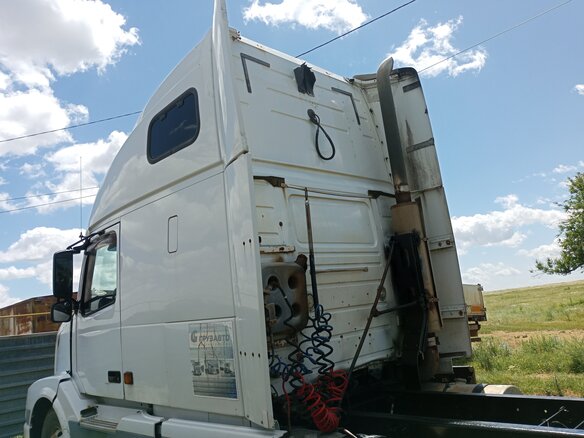 2004 Volvo VNL, белый, 1150000 рублей - вид 2