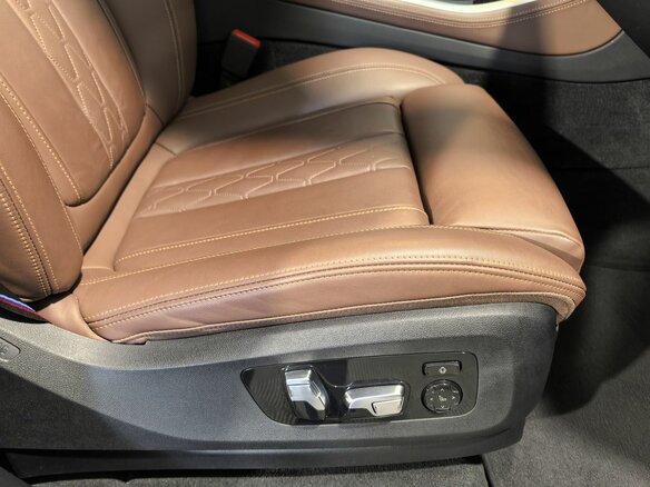 2023 BMW X5 M60i IV (G05/G18) Рестайлинг, синий, 12850000 рублей - вид 17