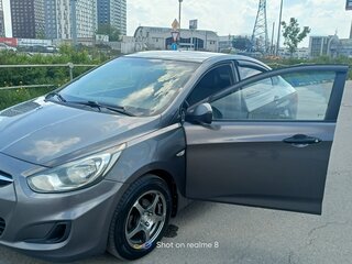 2013 Hyundai Solaris I, чёрный, 620000 рублей, вид 4