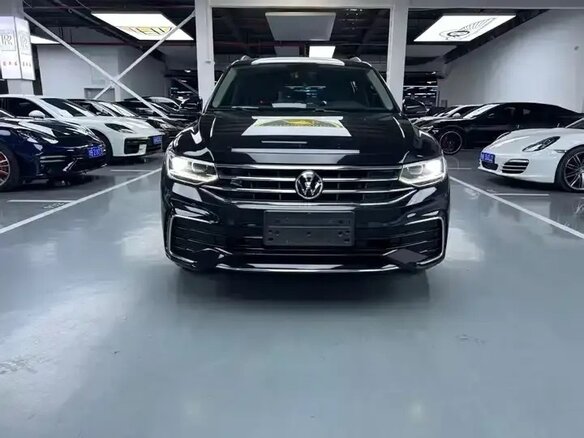 2022 Volkswagen Tiguan II Рестайлинг, серый - вид 1