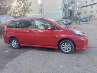 2012 Toyota ISis I Рестайлинг, красный, 1300000 рублей, вид 5