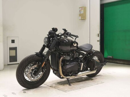2024 Triumph Bonneville Bobber, чёрный, 1485000 рублей, вид 4