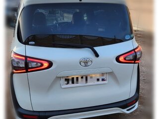 2017 Toyota Sienta II, белый, 1400000 рублей, вид 2