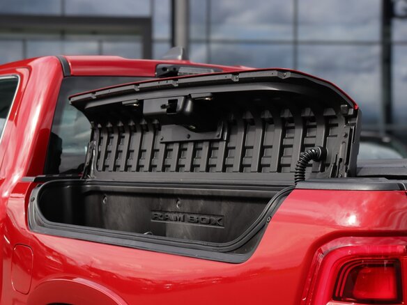 2026 Ram 1500 Crew Cab V Рестайлинг, красный, 12590000 рублей - вид 15
