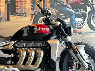 2023 Triumph Rocket 3, чёрный, 2850000 рублей, вид 3