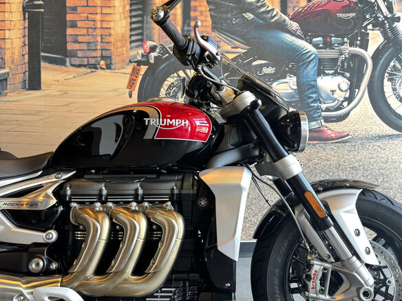 2023 Triumph Rocket 3, чёрный, 2850000 рублей - вид 2